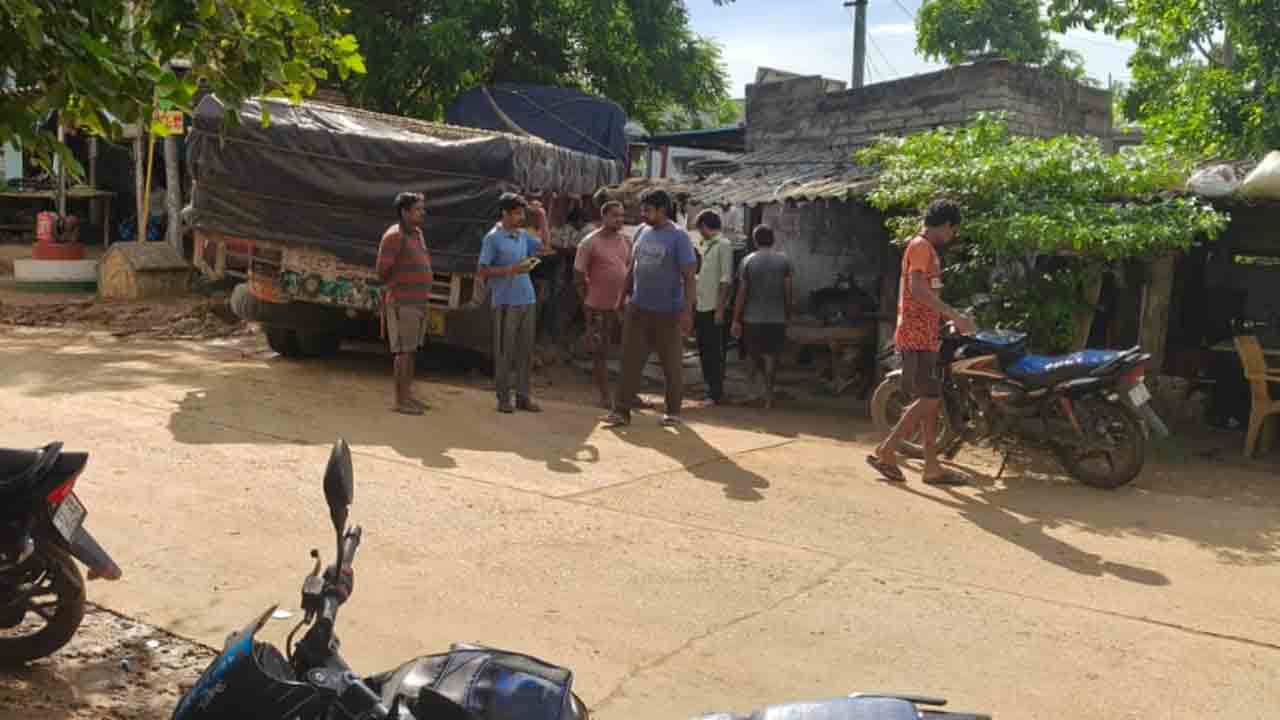 Allapalli | ఆళ్లపల్లిలో బురదలో ఇరుక్కుపోయిన ఎరువుల లారీ..రోడ్డు బాగు చేయాలని స్థానికుల డిమాండ్‌