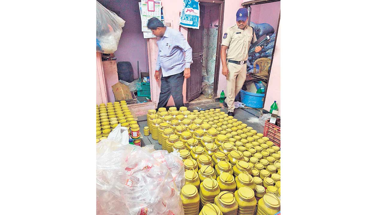 కల్తీ అల్లం, వెల్లుల్లి పేస్ట్‌ తయారీ కేంద్రంపై దాడి