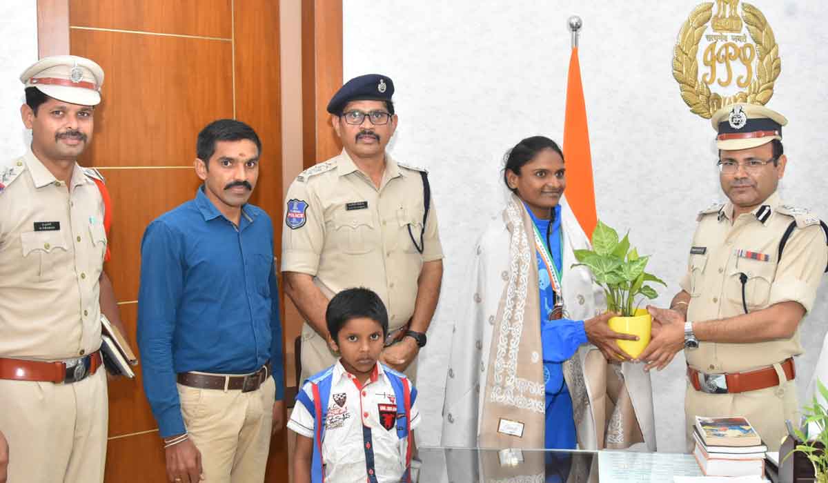 Ramagundam | మహిళా కానిస్టేబుల్ శ్రీలత ను సత్కరించిన రామగుండం పోలీస్ కమిషనర్