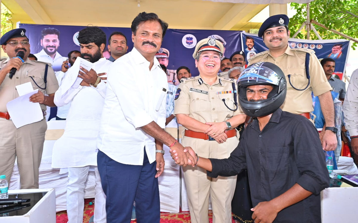 రోడ్డు భద్రత నియమాలు పాటించాలి : అభిలాషా బిష్త్