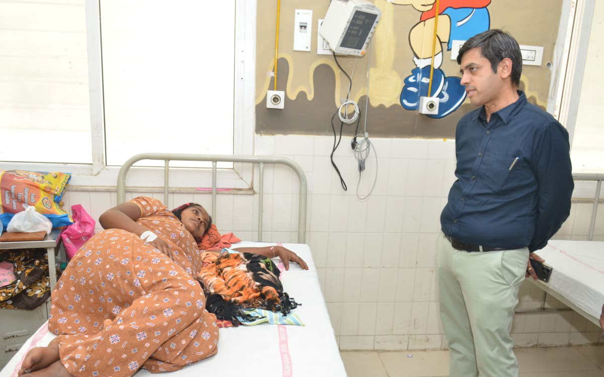 ప్రజలకు మెరుగైన వైద్య సేవ‌లు అందించాలి : కలెక్టర్ అనురాగ్ జయంతి
