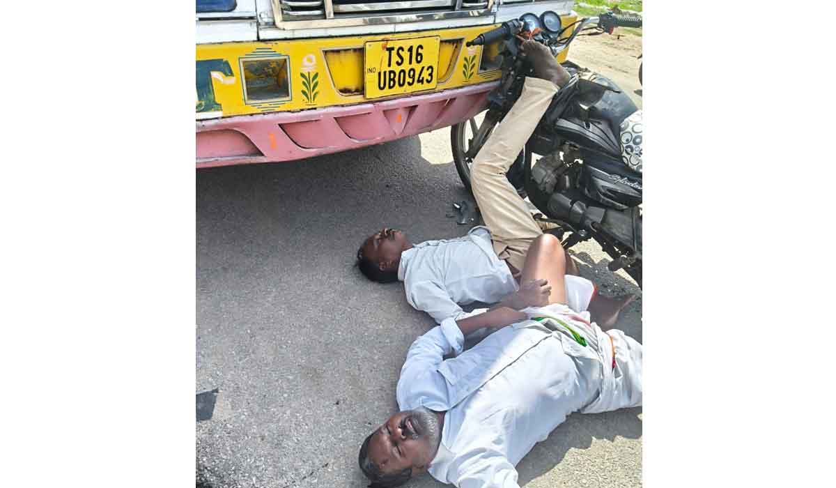 Road Accident | సిరికొండలో ట్యాంకర్ బైక్ ఢీ.. ఇద్దరికి తీవ్ర గాయాలు