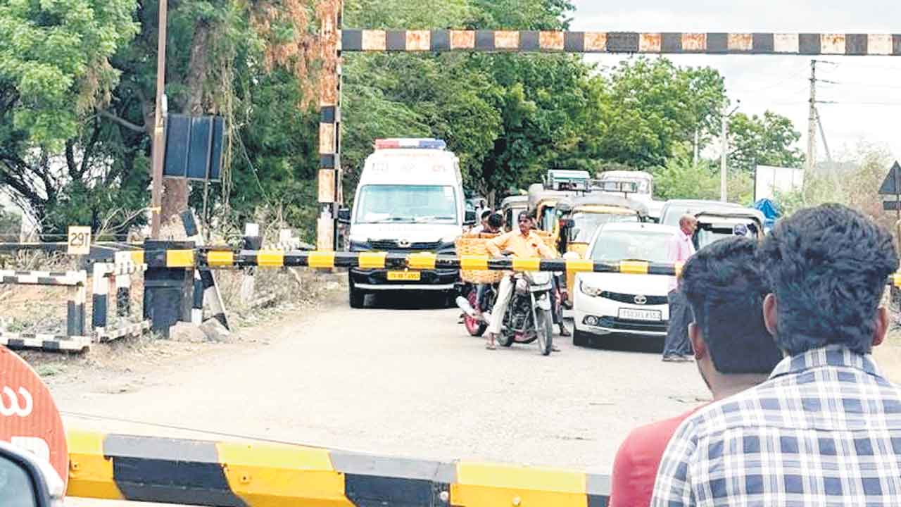 రైల్వేగేట్‌ పడింది.. అంబులెన్స్‌ ఆగింది