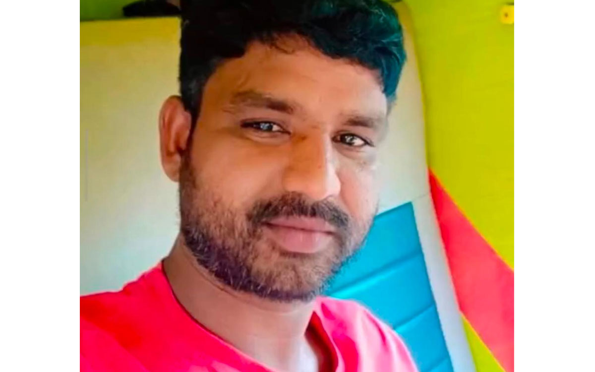 డివైడర్‌ను ఢీకొన్న ఆటో.. డ్రైవర్ మృతి