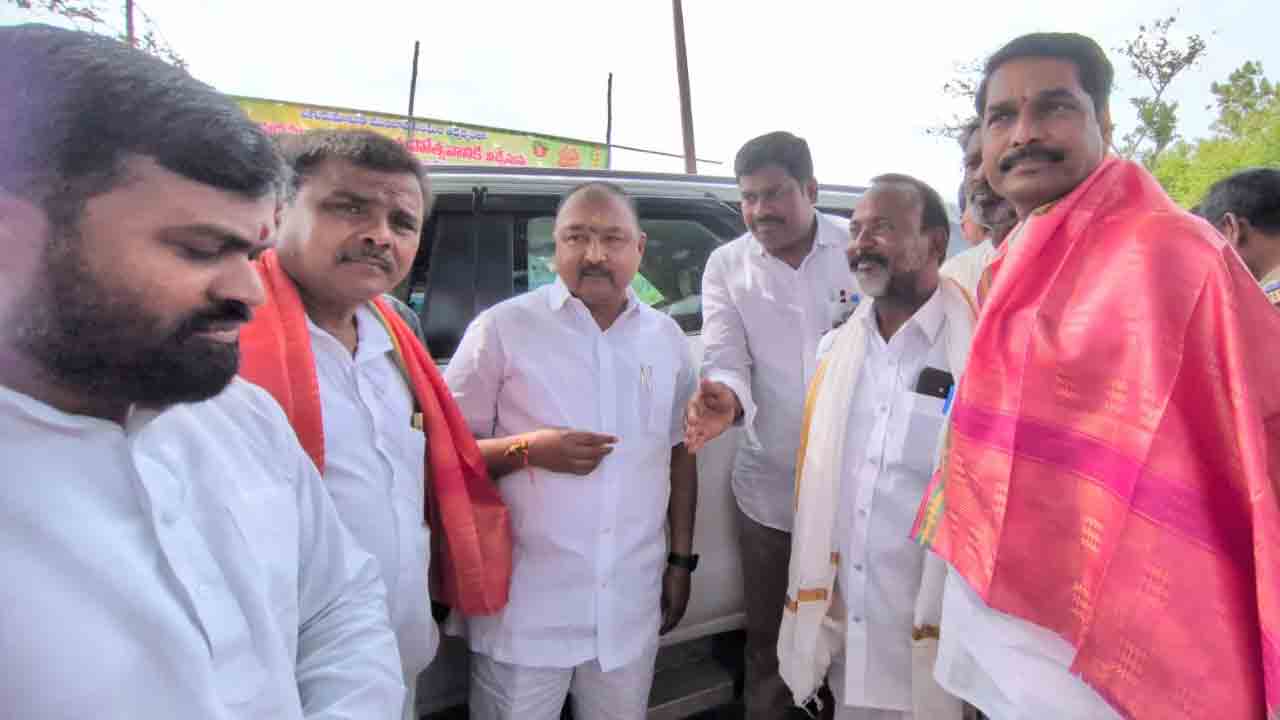 Chigurumamidi | చిగురుమామిడిలో శాసనమండలి డిప్యూటీ చైర్మన్ బండ ప్రకాష్ ప్రత్యేక పూజలు