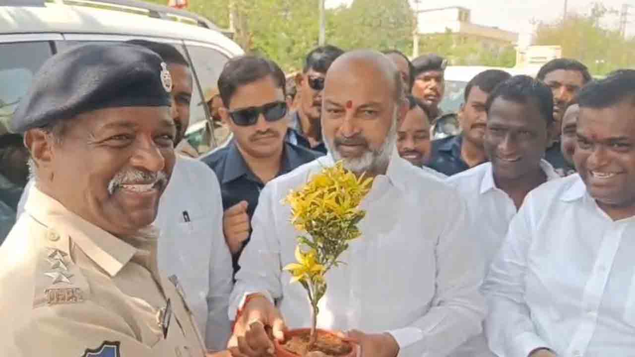 Bandi sanjay | మా వాళ్లతో  బస్కీలు తీపిస్తాడా..?  ఎస్పీపై బండి సంజ‌య్ అస‌హ‌నం.. వీడియో