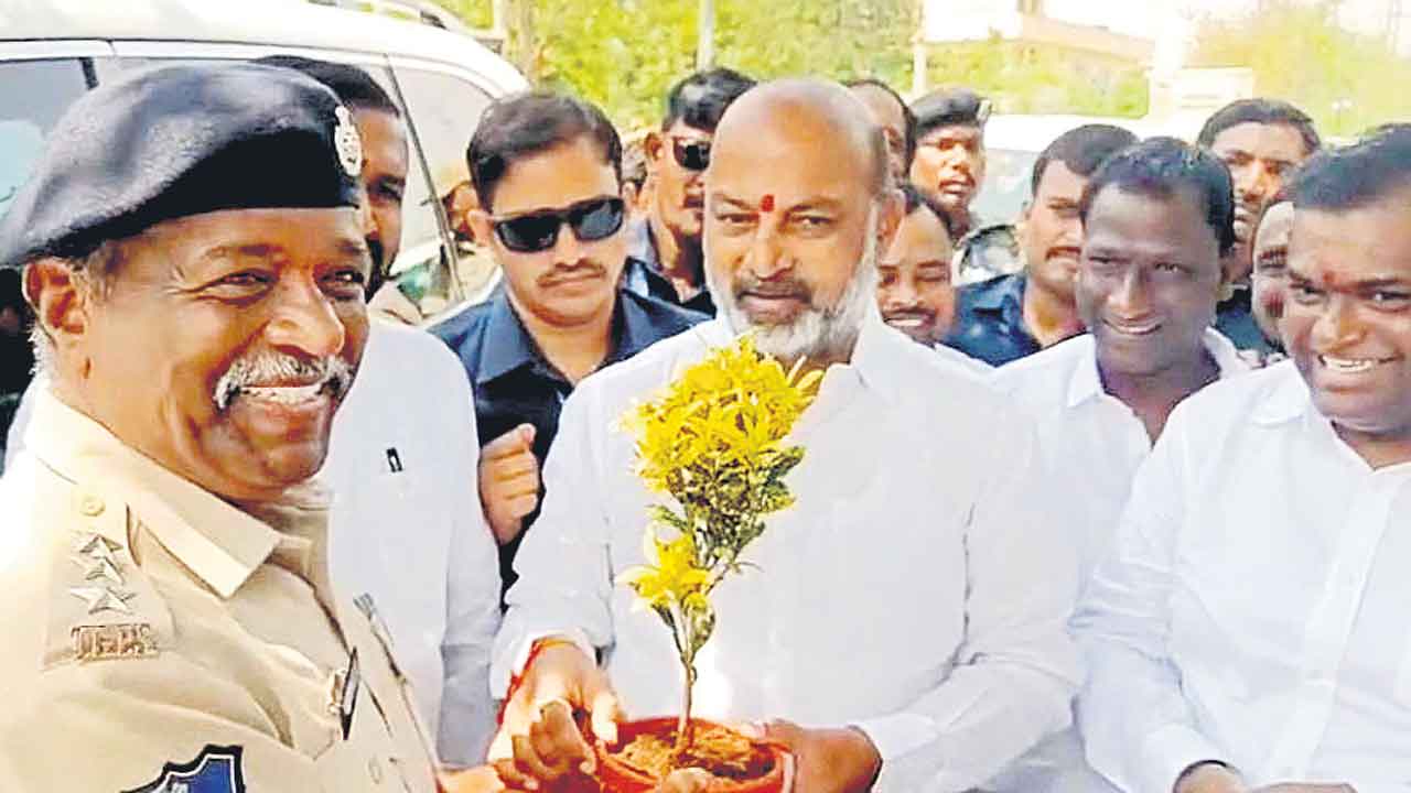 సిరిసిల్ల ఎస్పీపై బండి అసహనం