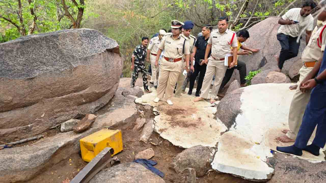 Basara | బాసర సరస్వతి అమ్మవారి ఆలయంలో అర్ధరాత్రి చోరీ