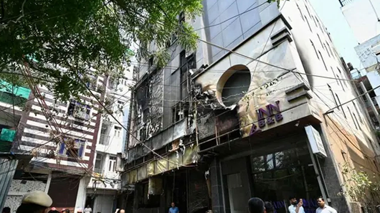 Delhi Fire Accident: 6 రూమ్‌ల‌కే ప‌ర్మిష‌న్‌, కానీ 24 రూమ్‌ల‌కు బుకింగ్‌.. మృతుల్లో 10 మంది విదేశీయులు