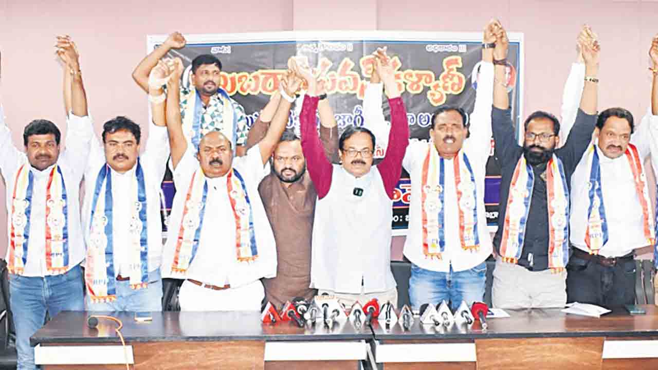 బీసీవాదాన్ని నీరుగార్చేలా పవన్‌ వ్యాఖ్యలు.. బీసీ సంఘాల నేతల ఫైర్‌