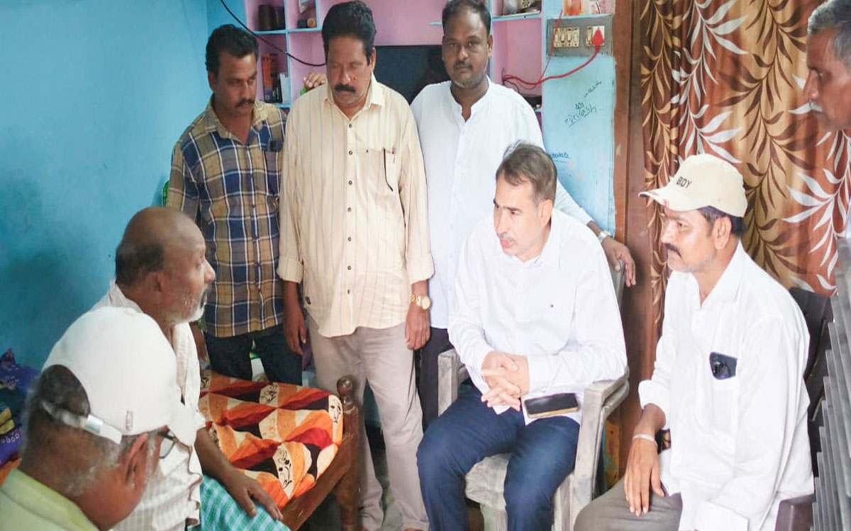 ఏదులాపురంలో ప‌లు కుటుంబాలకు బీఆర్ఎస్ నాయకుల ప‌రామ‌ర్శ‌