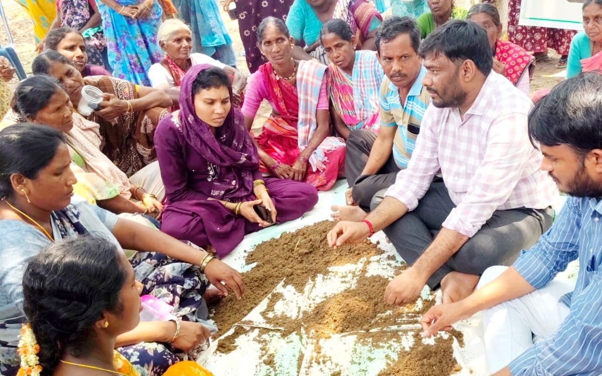 మట్టి పరీక్షలు, ఎరువుల వినియోగంపై రైతుల‌కు అవగాహన