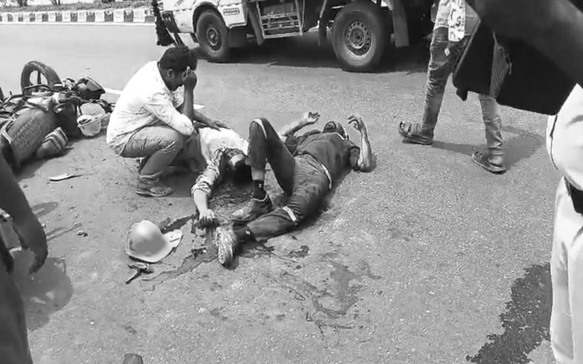 రెండు బైకులు ఢీకొని ముగ్గురు మృతి