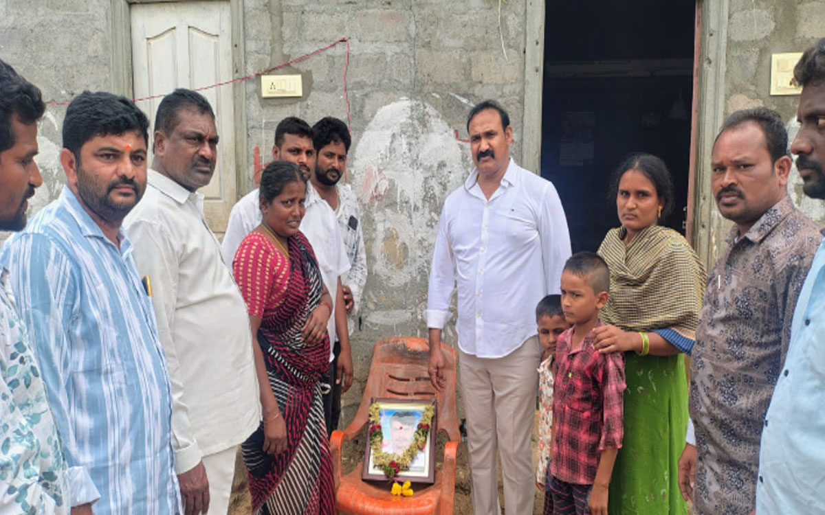 పలువురికి మాజీ ఎమ్మెల్యే బొల్లం మ‌ల్ల‌య్య యాద‌వ్ ప‌రామ‌ర్శ‌