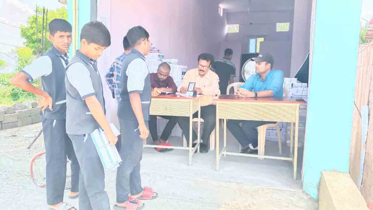 Daultabad | అనుమతులు లేకుండా అధిక ధరలకు పాఠ్య పుస్తకాలు