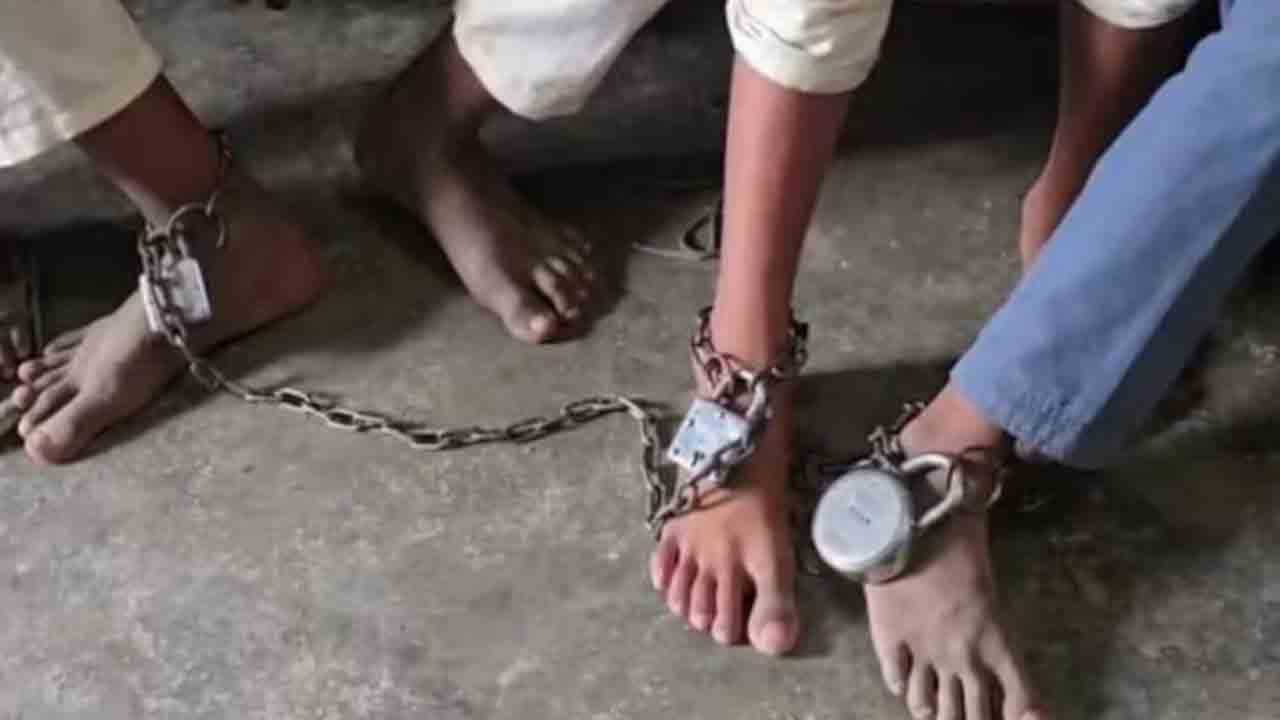 boys with chains escape from madrasa | కాళ్లకు సంకెళ్లతో.. మదర్సా నుంచి   తప్పించుకున్న నలుగురు బాలురు