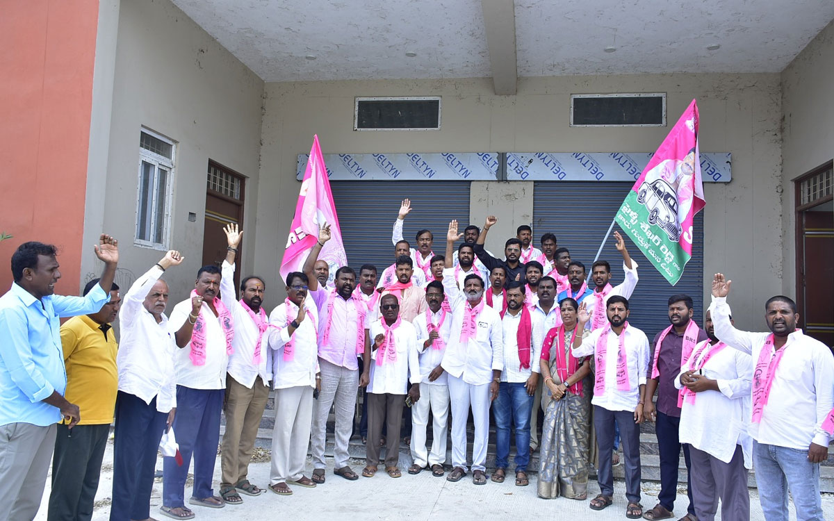‘భువ‌న‌గిరి ఇంటిగ్రేటెడ్ మార్కెట్‌ను వెంట‌నే ప్రారంభించాలి’