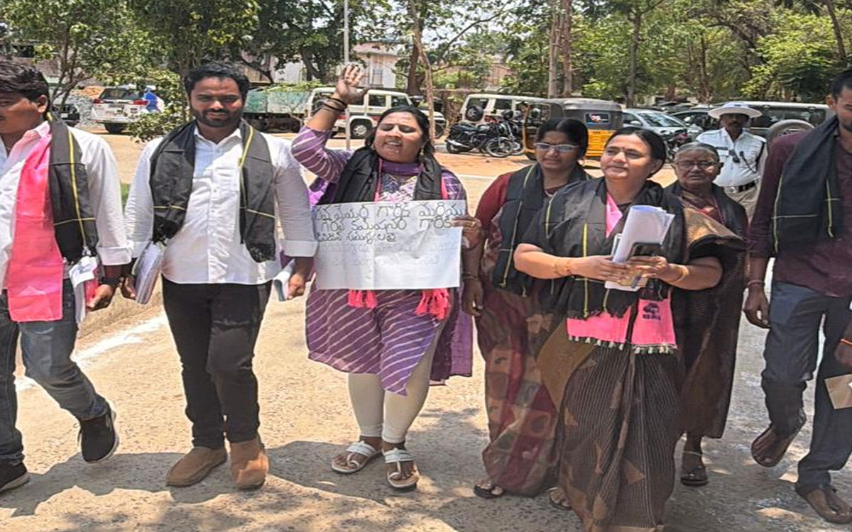 కొత్తగూడెం కౌన్సిల్ సమావేశంలో బీఆర్ఎస్ కార్పొరేటర్ల నిరసన