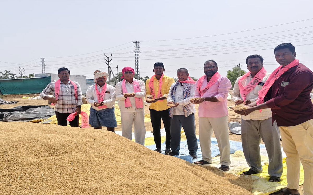 ‘తడిసిన ధాన్యాన్ని ప్రభుత్వమే కొనుగోలు చేయాలి’