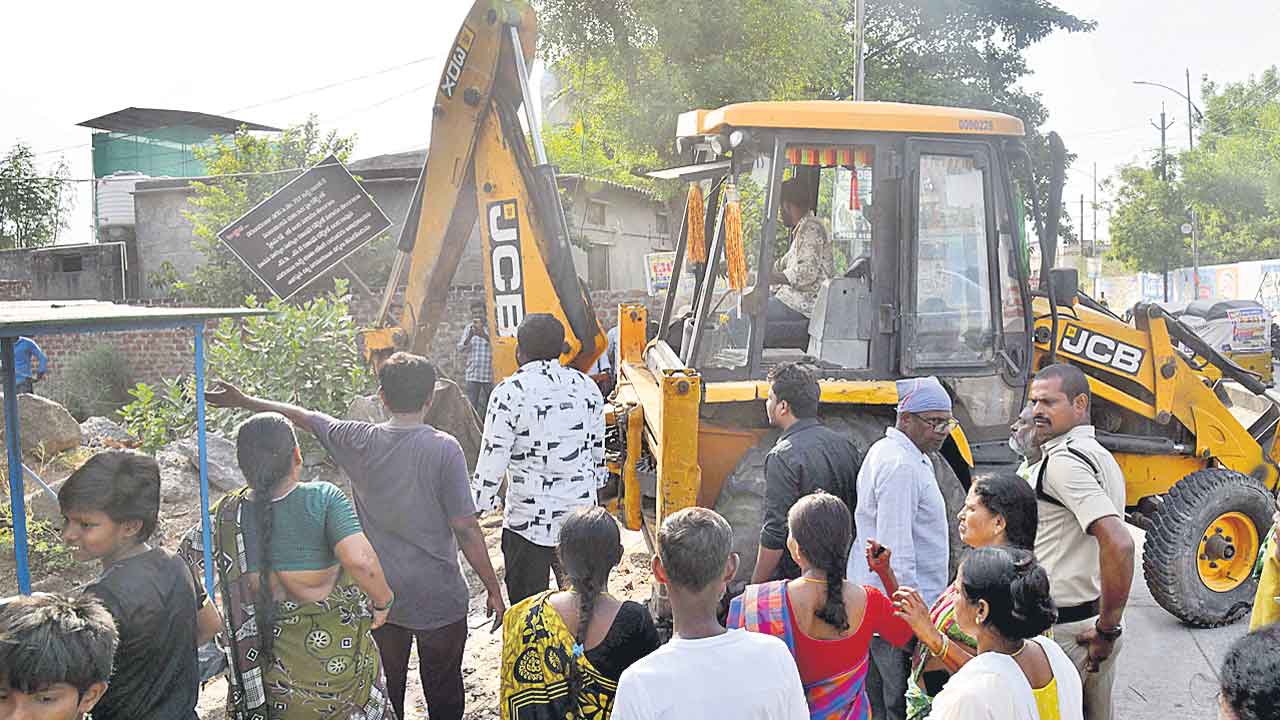చరబండరాజు కాలనీపైకి బుల్డోజర్లు