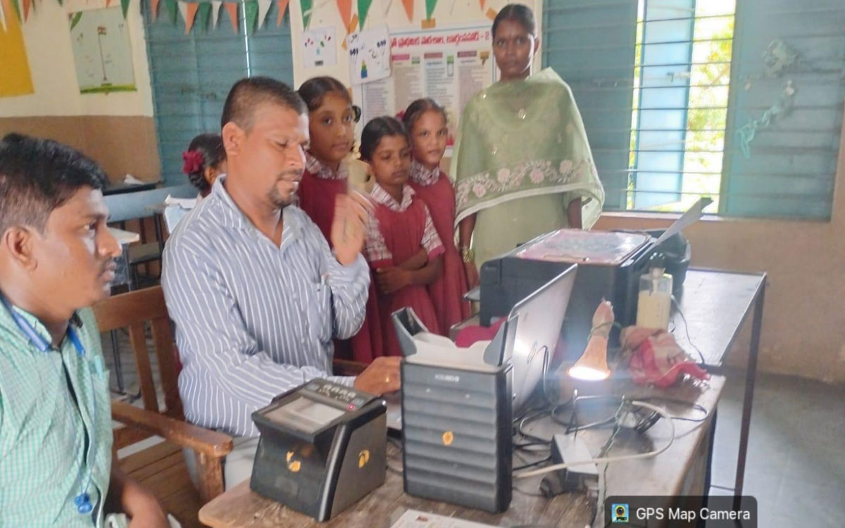 బూర్గంపహాడ్ ప్రభుత్వ పాఠశాలలో ఆధార్ నమోదు కేంద్రం ఏర్పాటు