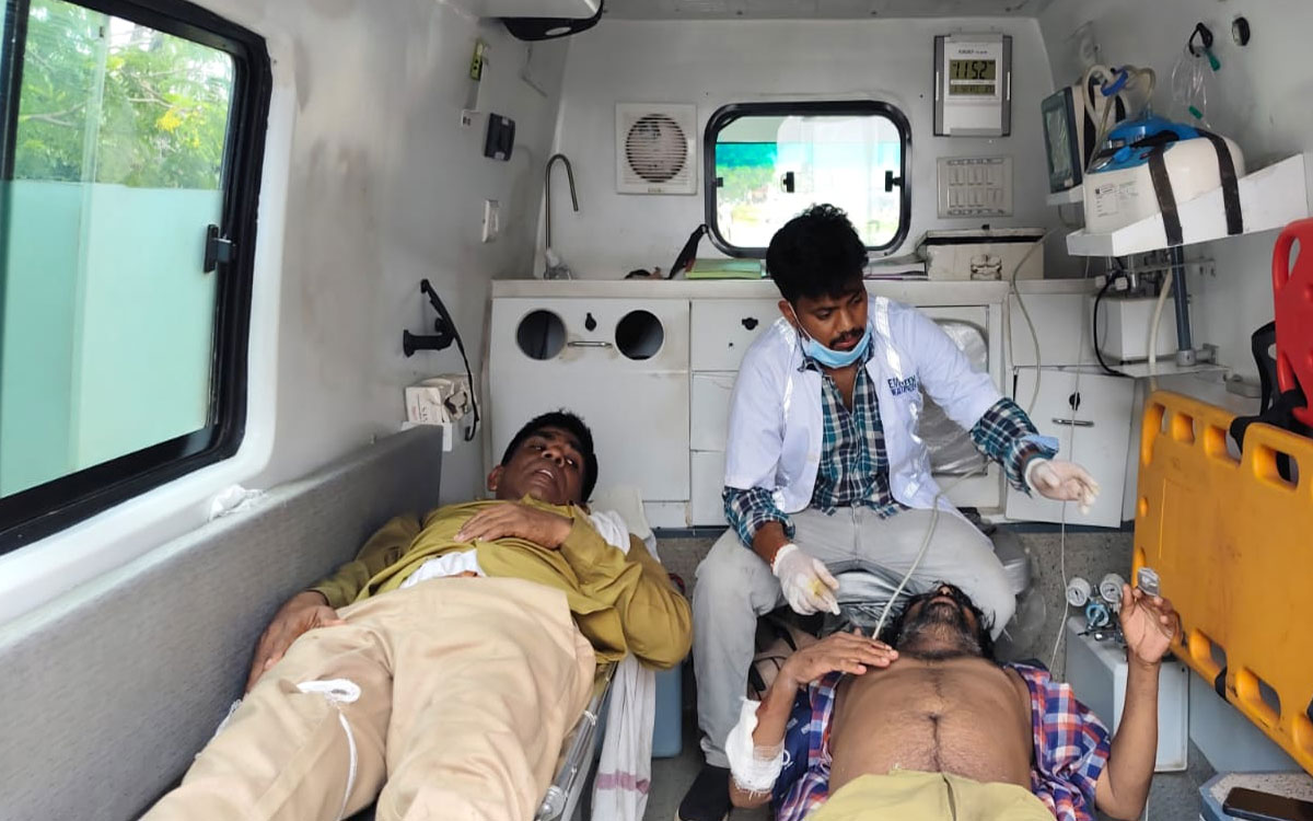 ఎదురెదురుగా ఢీకొన్న ఆర్టీసీ బస్సు, యాష్ ట్యాంకర్.. ​ఇద్దరు డ్రైవర్లకు తీవ్రగాయాలు