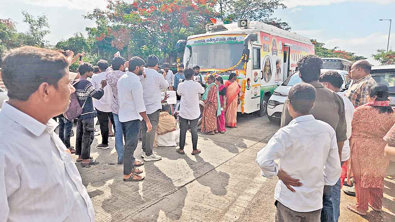 కాంగ్రెస్‌ బస్సుయాత్ర అడ్డగింత