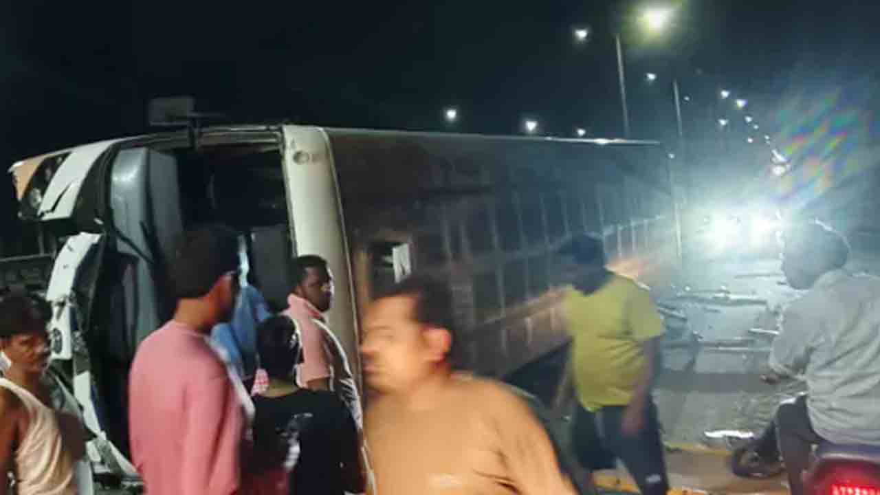 RTC Super Luxury bus | మందమర్రిలో ఆర్టీసీ సూపర్‌ లగ్జరీ బస్సు బోల్తా.. ఇద్దరికి గాయాలు