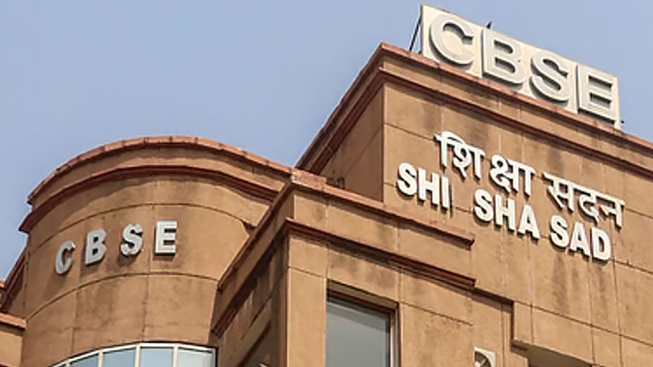 CBSE: త్రీ లాంగ్వేజ్ పాల‌సీపై సీబీఎస్ఈ కీల‌క నిర్ణ‌యం