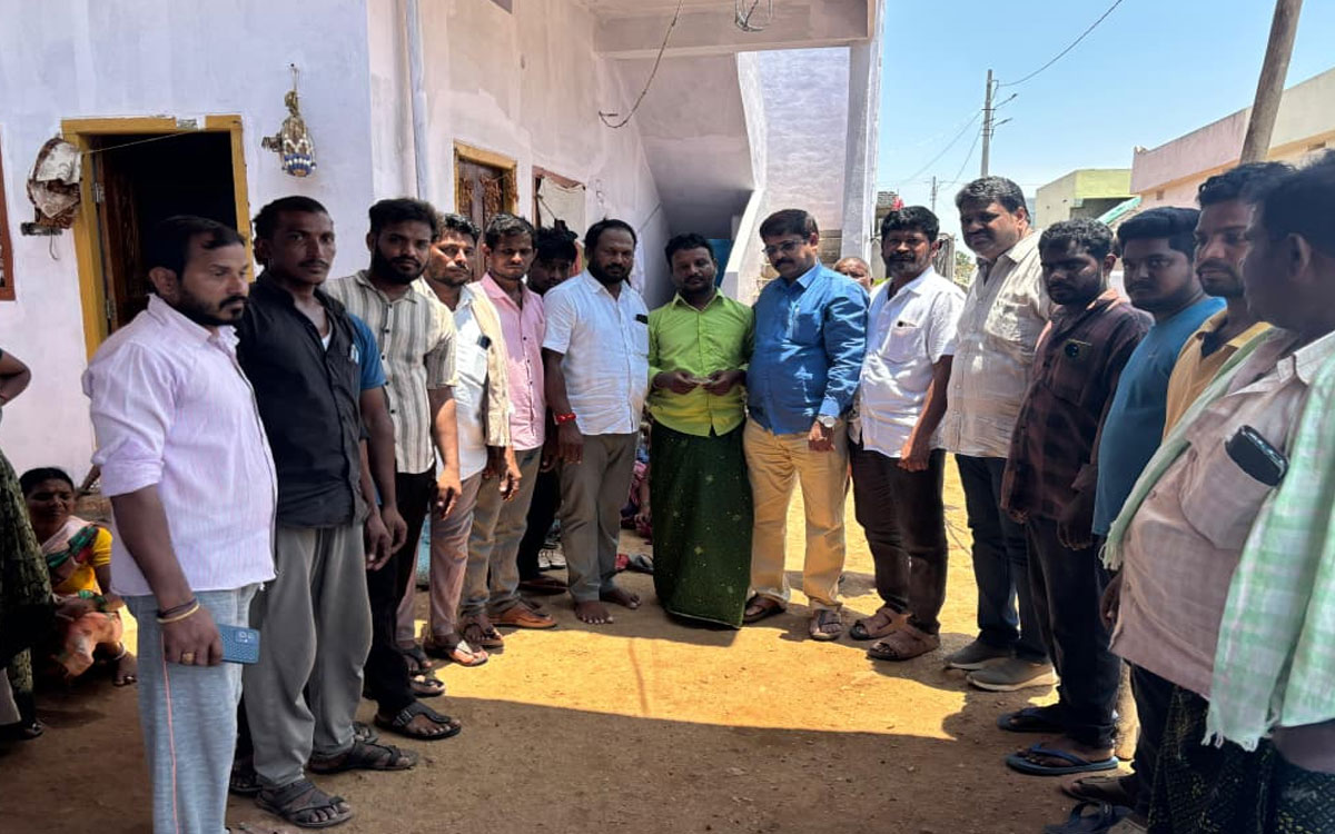 చొప్పరి చందు కుటుంబానికి బీఆర్ఎస్ నాయ‌కుల‌ ఆర్థిక సాయం