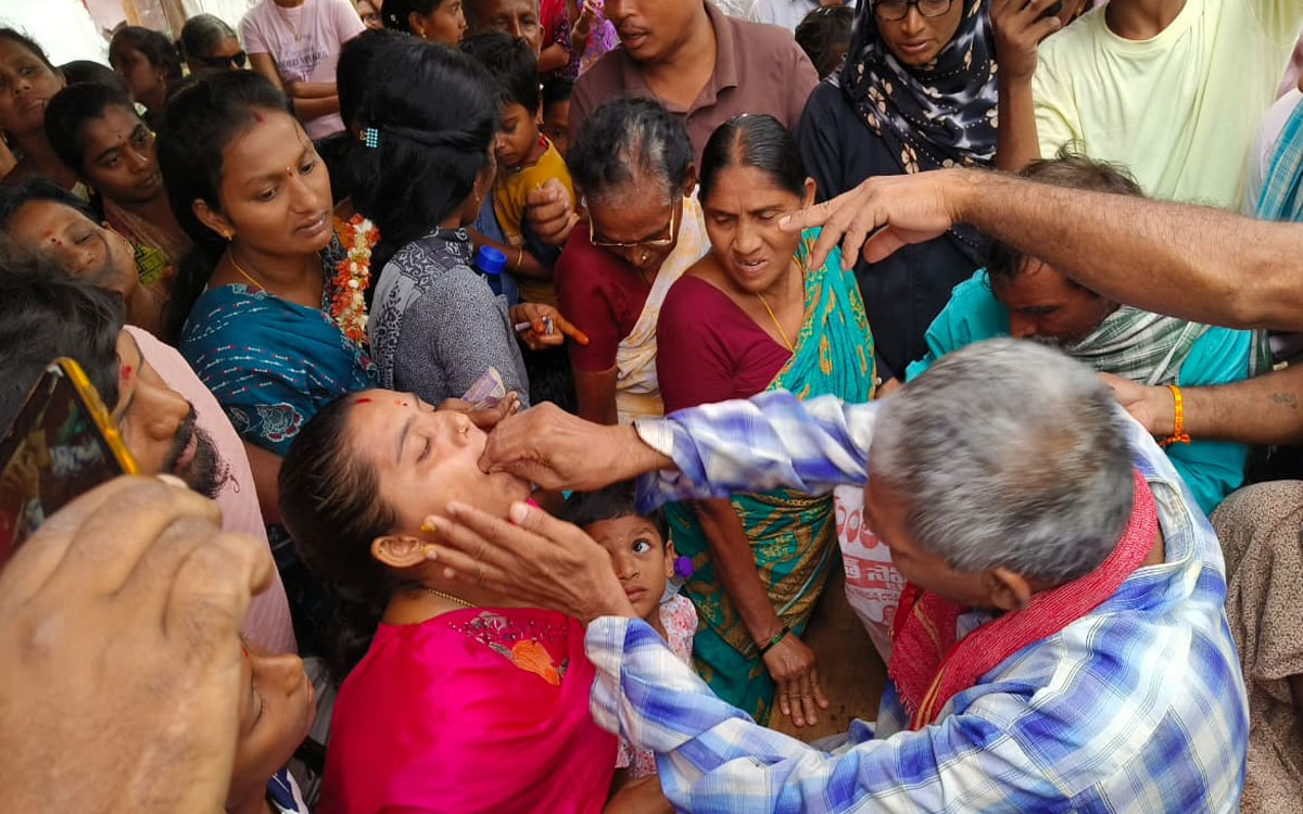 బూర్గంపహాడ్‌లో చేపమందు ప్రసాదం పంపిణీ