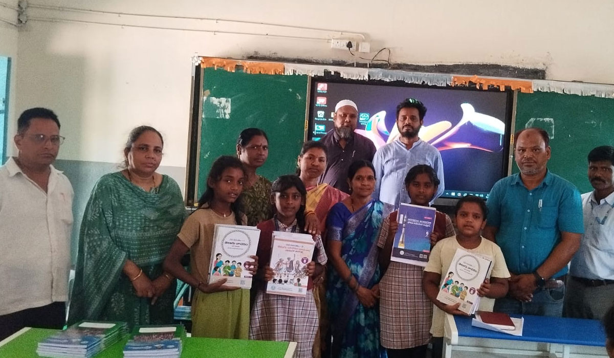 Chigurumamidi | చిగురుమామిడిలో విద్యార్థులకు పాఠ్యపుస్తకాల పంపిణీ