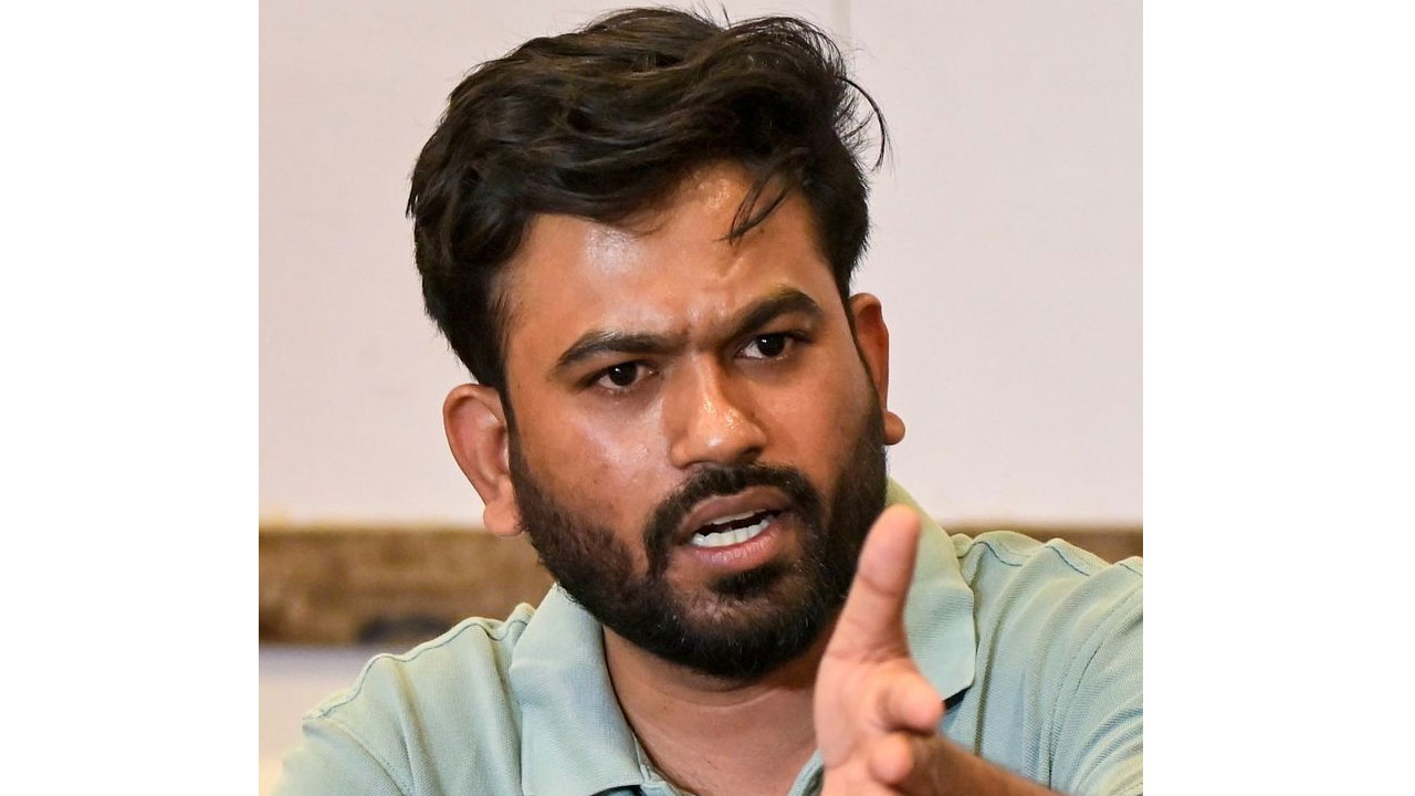 Cockroach Janta Party:  నీట్ సూసైడ్‌ బాధిత కుటుంబాల‌కు కోటి ప‌రిహార‌మివ్వండి: కాక్రోచ్ జ‌న‌తా పార్టీ