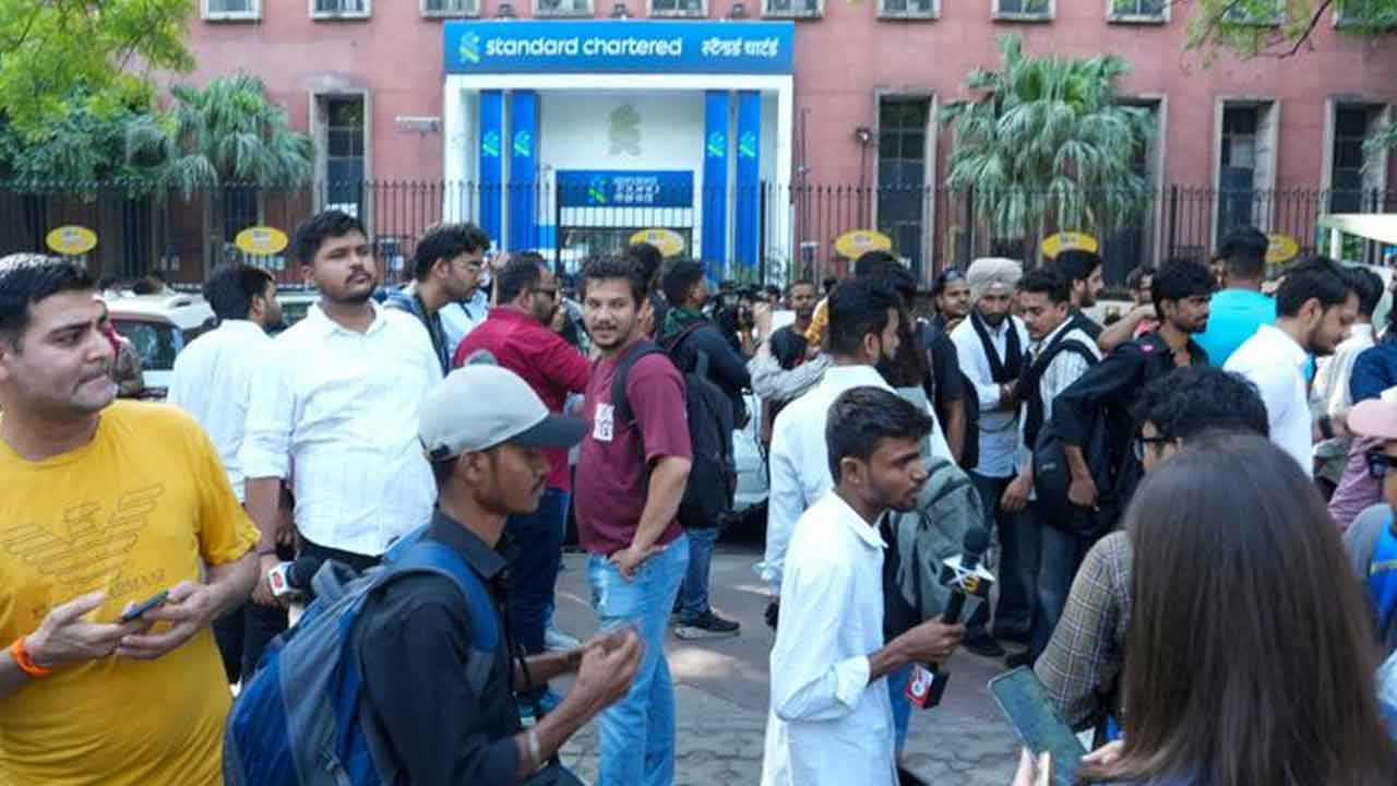 Cockroach Janta Party: ఢిల్లీకి చేరుకున్న కాక్రోచ్ పార్టీ ఫౌండ‌ర్‌..  బుక్‌, జెండా ప‌ట్టుకురావాల‌ని ట్వీట్