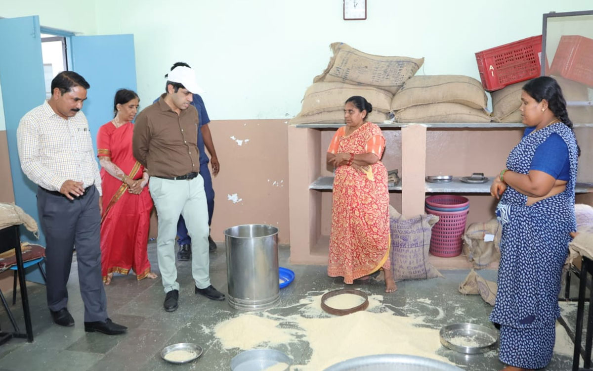 పాఠ‌శాలల్లో మౌలిక సదుపాయాలు క‌ల్పించాలి : క‌లెక్ట‌ర్ అనురాగ్ జయంతి