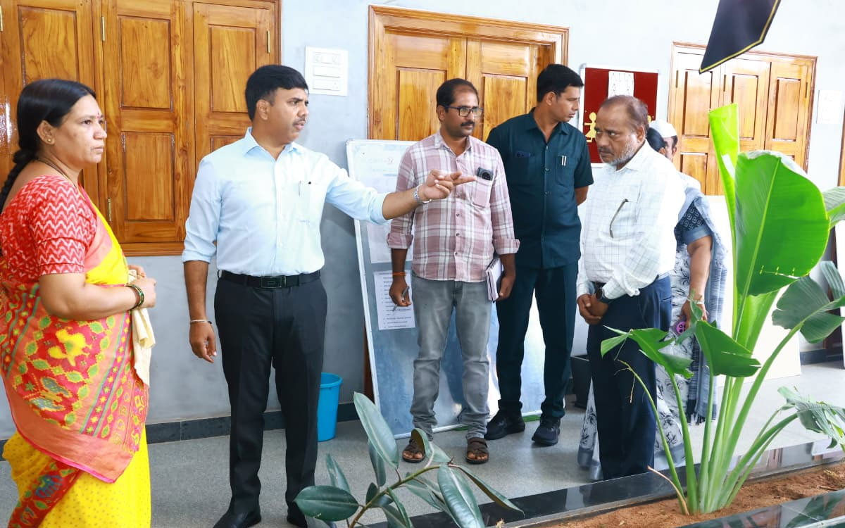 నాణ్యమైన విద్యపై ఉపాధ్యాయులు దృష్టి సారించాలి : క‌లెక్ట‌ర్ బి.చంద్ర‌శేఖ‌ర్‌