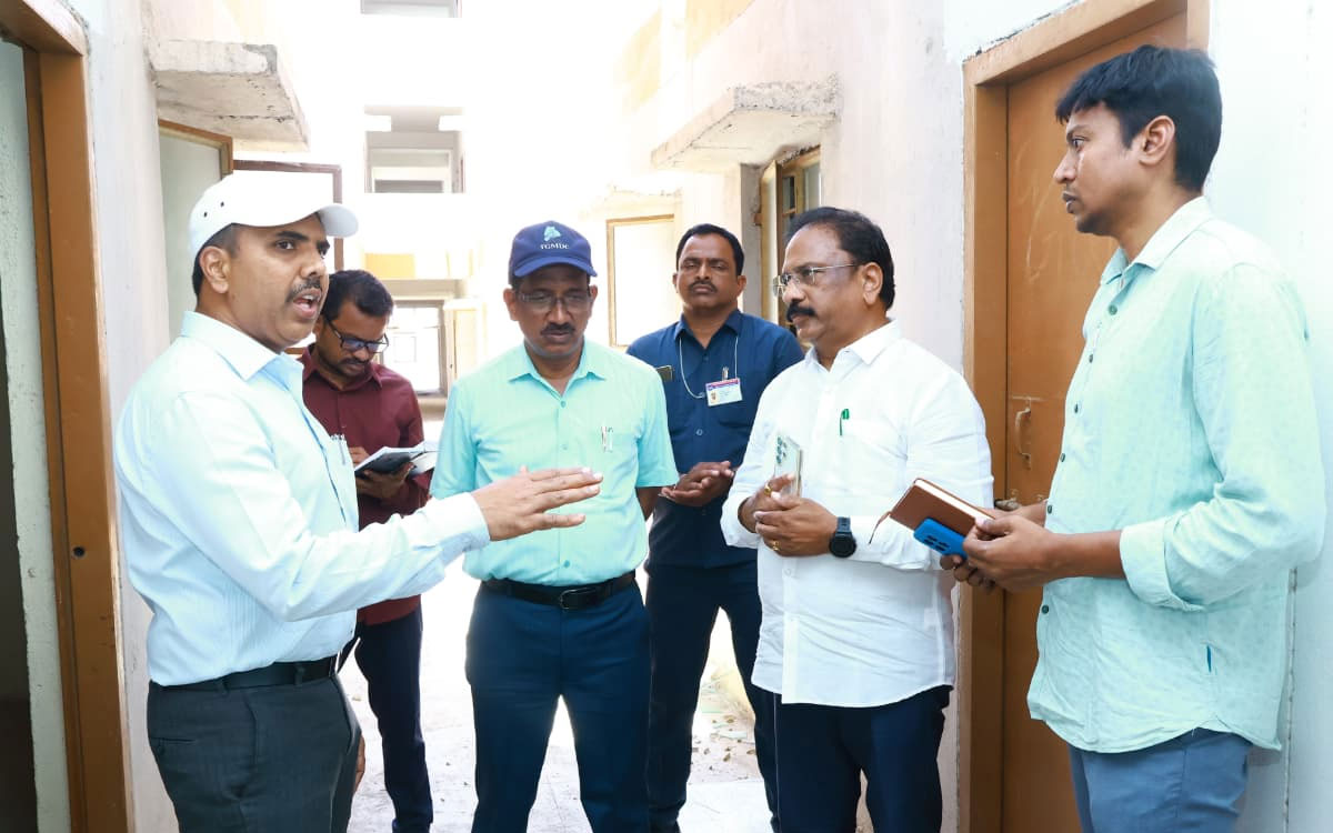 డబుల్ బెడ్రూం ఇళ్లలో మిగిలిన పనులు త్వరగా పూర్తి చేయాలి : కలెక్టర్ బి.చంద్రశేఖర్