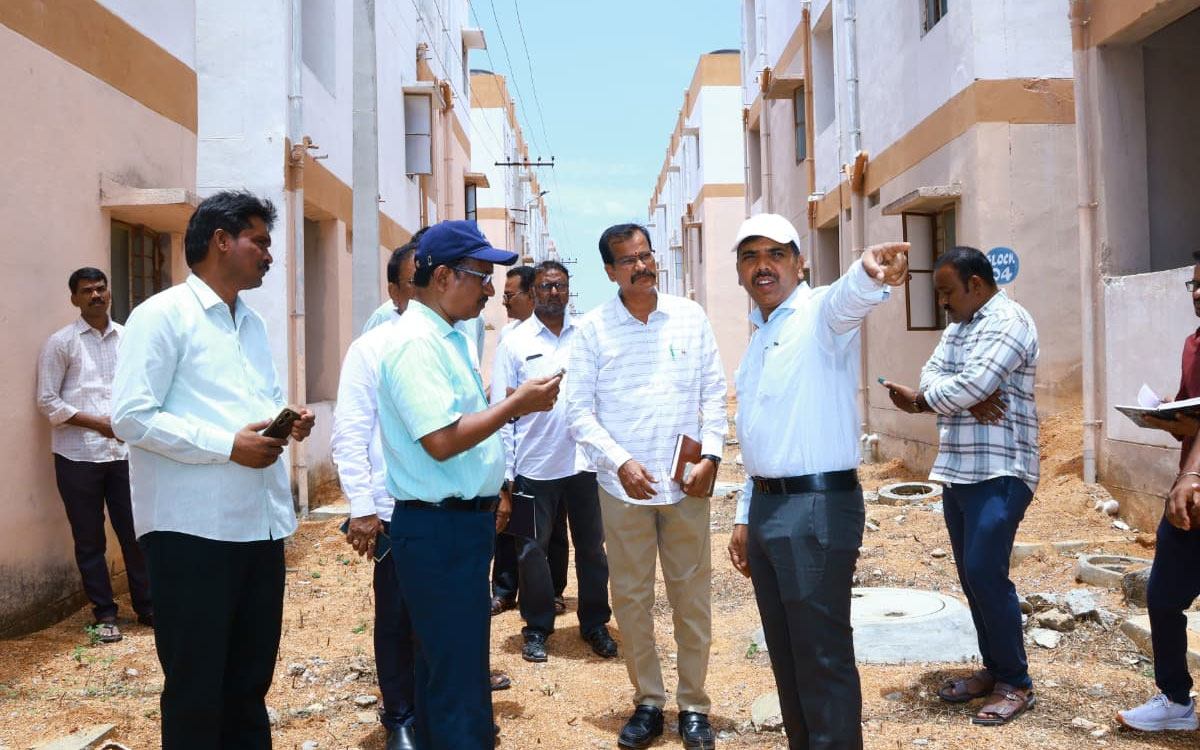 డబుల్ బెడ్రూం ఇళ్లలో మిగిలిన పనులు త్వరగా పూర్తి చేయాలి : కలెక్టర్ బి.చంద్రశేఖర్