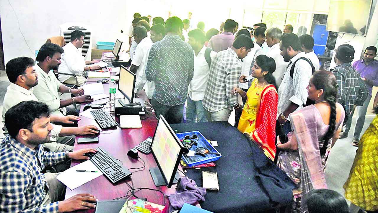 సగానికి తగ్గినయ్‌!