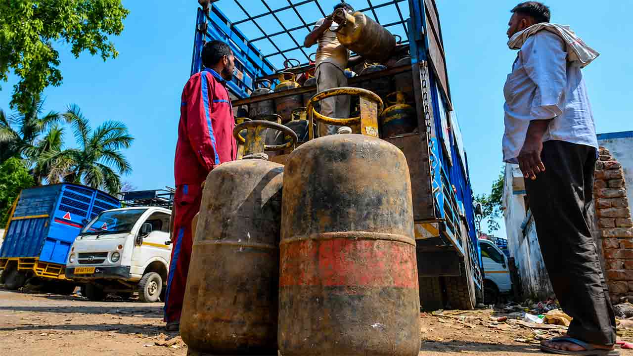 LPG Price Hike | మళ్లీ పెరిగిన కమర్షియల్ గ్యాస్ సిలిండర్ ధర.. ఐదు నెలల్లోనే డబుల్ రేట్!