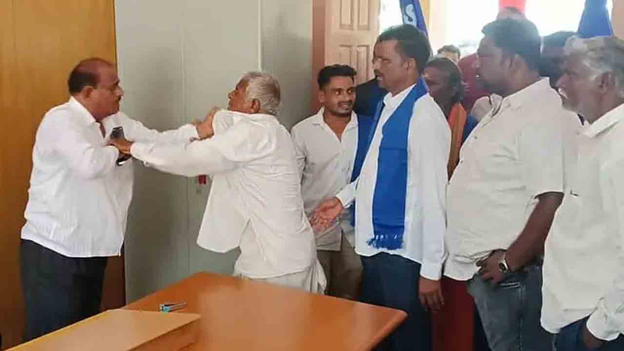 ప్రభుత్వ ఉద్యోగిపై..రైతు చెప్పుతో దాడి.. పరిహారం చెల్లింపులో జాప్యంపై ఆగ్రహం