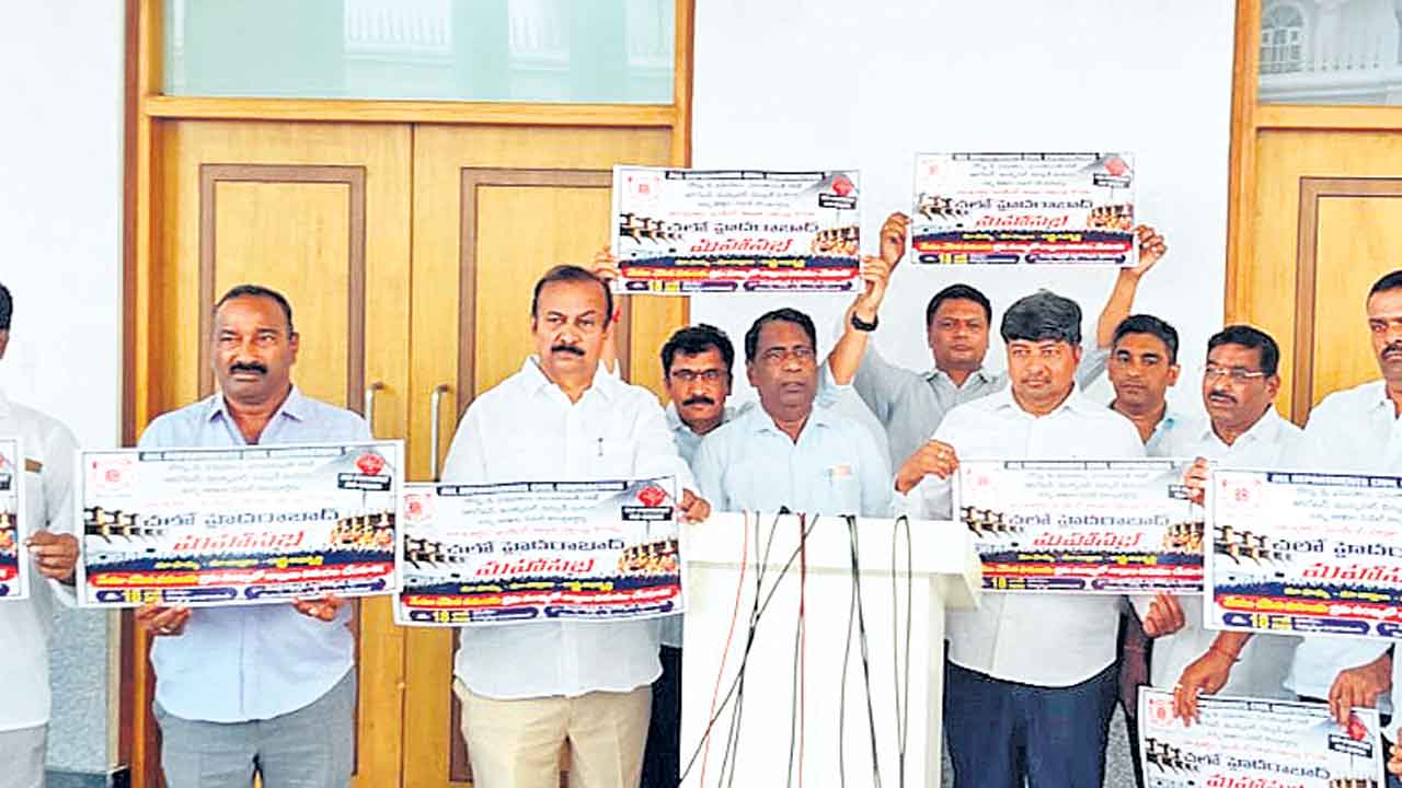 కాంట్రాక్టర్ల బకాయిలు వెంటనే చెల్లించాలి