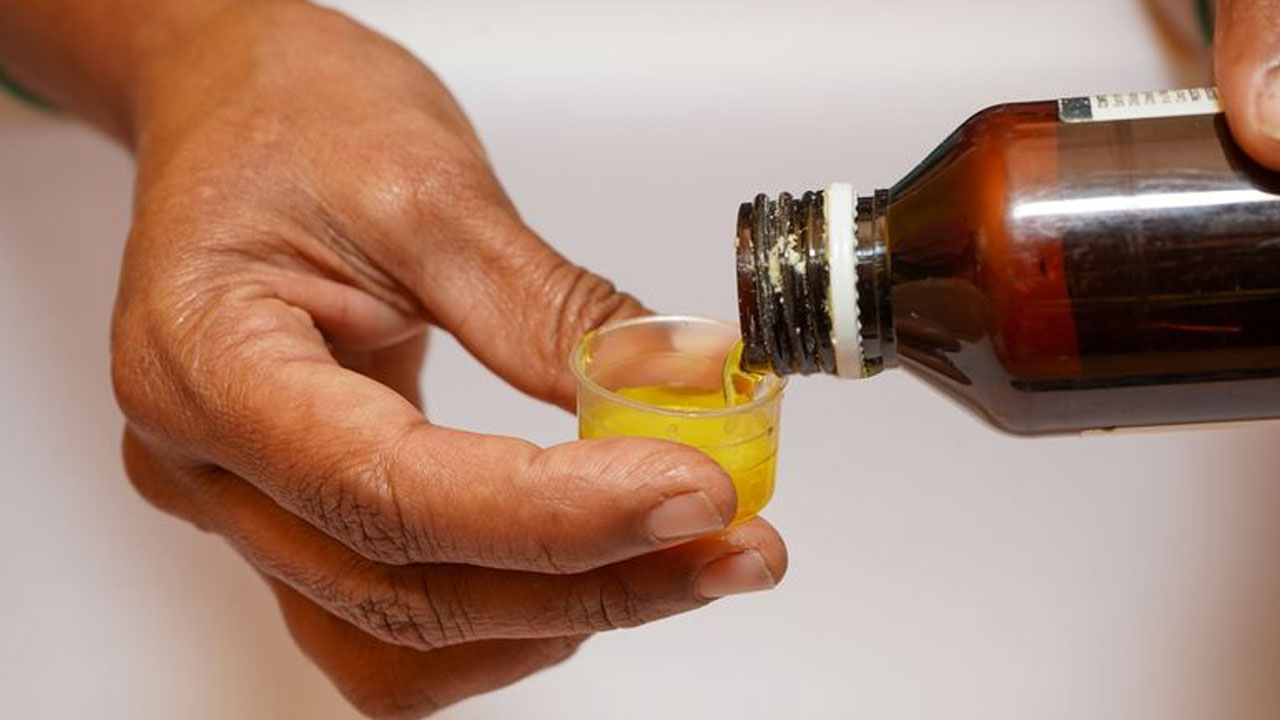 Cough Syrups: డాక్ట‌ర్ ప్రిస్క్పిప్ష‌న్‌ ఉంటేనే ద‌గ్గు సిర‌ప్‌లు..  కేంద్రం క‌ఠిన ఆదేశాలు