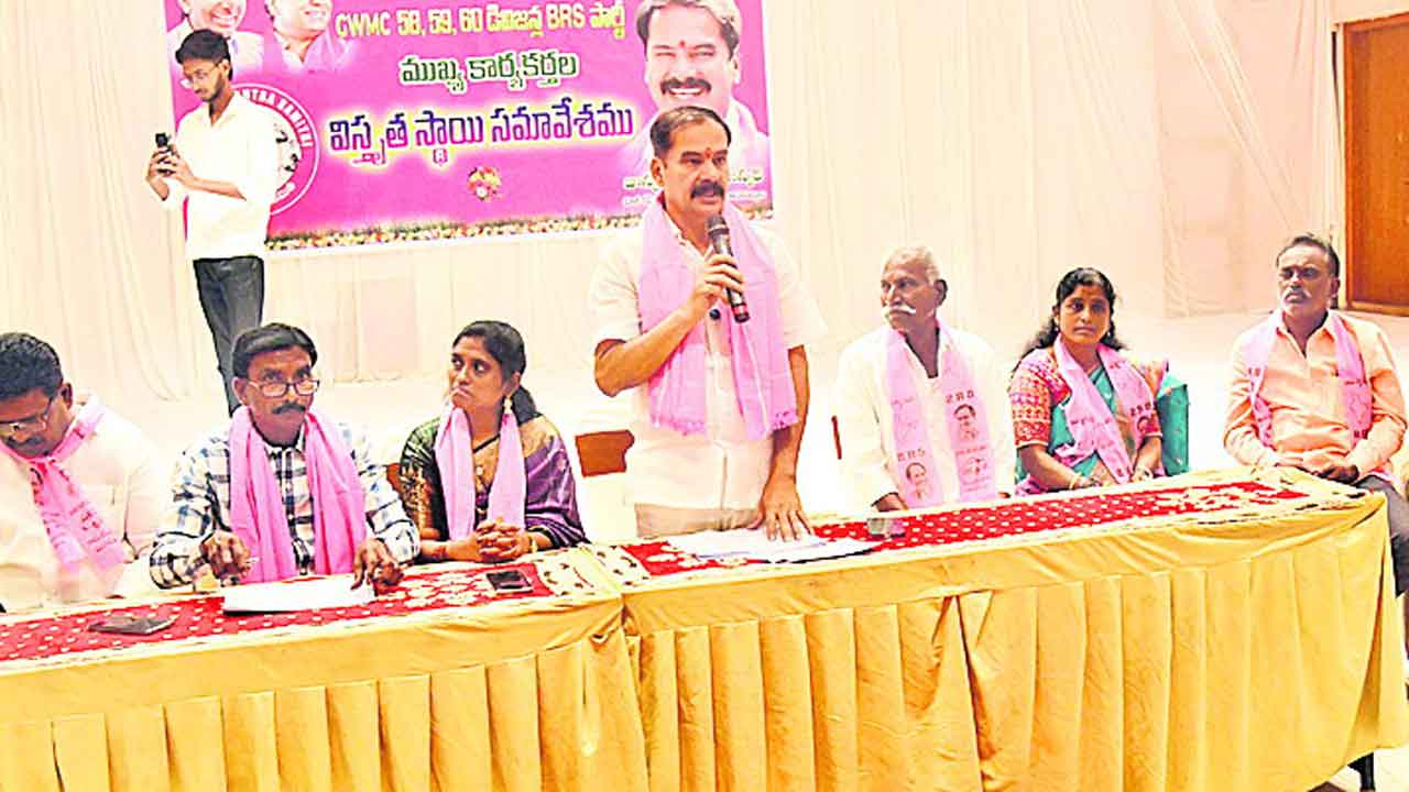 ఊర్లకు పోతే ఉరికిస్తరు..