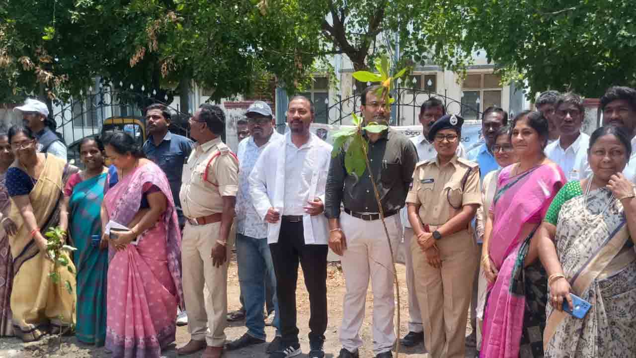 DCP Dara Kavitha  | మత్తు పదార్థాలకు బానిసలు కావొద్దు: డీసీపీ దార కవిత