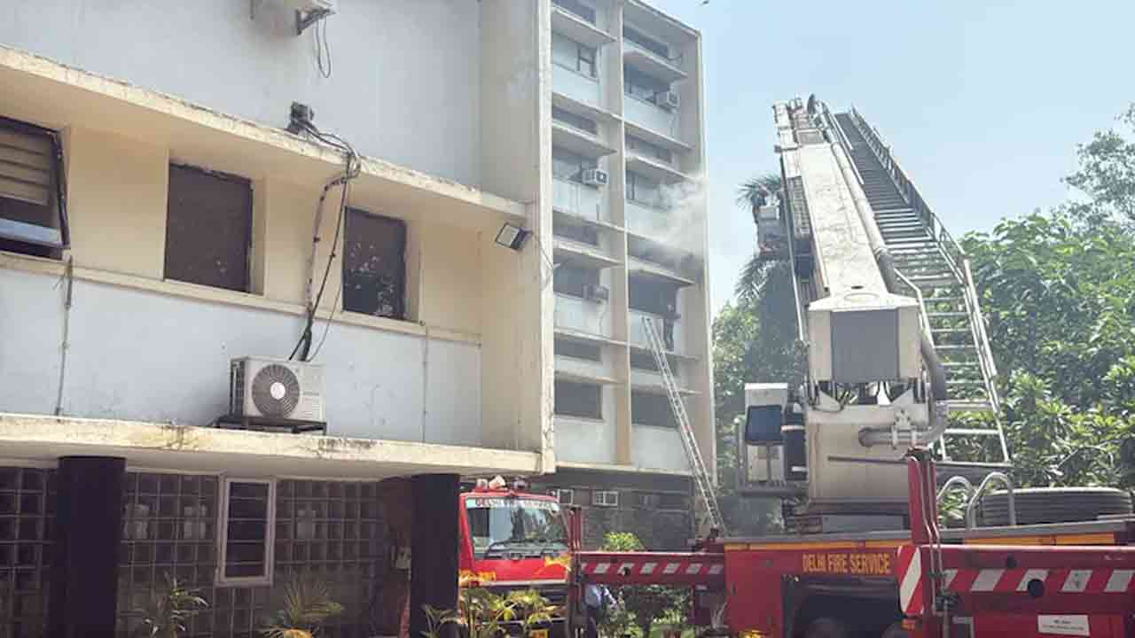 Fire Accident | కేంద్ర విద్యాశాఖ కార్యాలయంలో అగ్నిప్రమాదం.. దట్టంగా అలుముకున్న పొగ