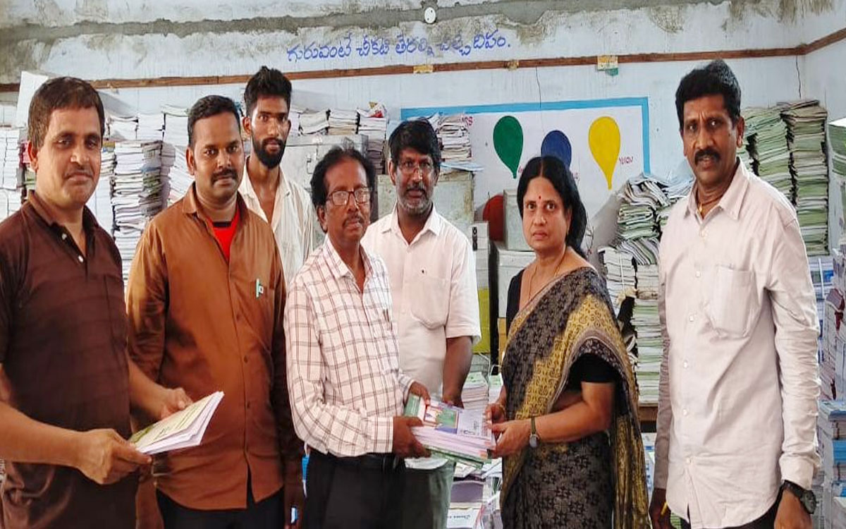 పాల్వంచలోని ప్రభుత్వ పాఠశాలలకు పాఠ్య పుస్తకాలు అంద‌జేత‌