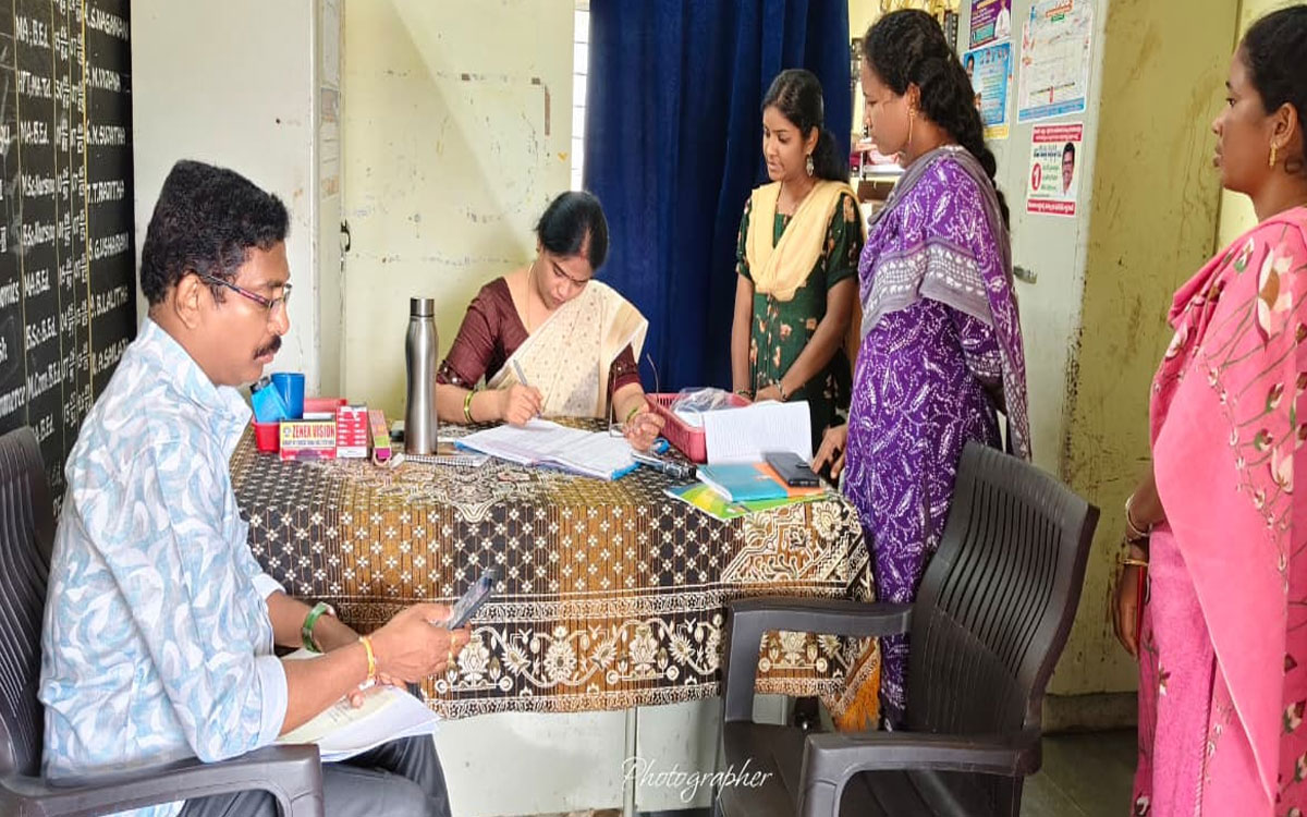 విద్యార్థులు నూరుశాతం పాఠశాలకు హాజరయ్యేలా చూడాలి : డీఈఓ వాసంతి