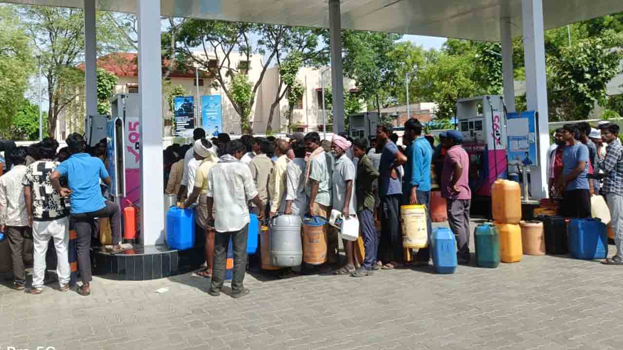 Nagar Kurnool | నాగర్ కర్నూల్ జిల్లా కేంద్రంలో డీజిల్ కొరత..బంకుల వద్ద బారులు తీరిన వినియోగదారులు