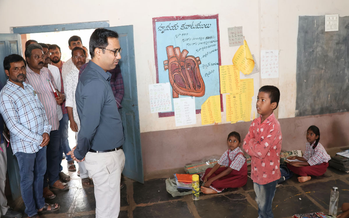 బ‌డీడు పిల్ల‌ల‌ను బ‌డిలో చేర్పించాలి : కలెక్టర్ దివాకర టీఎస్‌